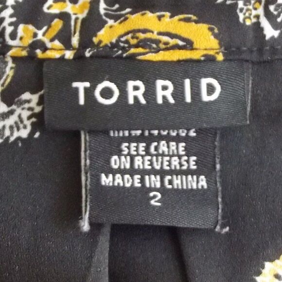 TORRID Top, 2/2X, Black/Yellow Floral, Tab sleeves, Cutout/Keyhole, Sharkbite - Picture 11 of 14